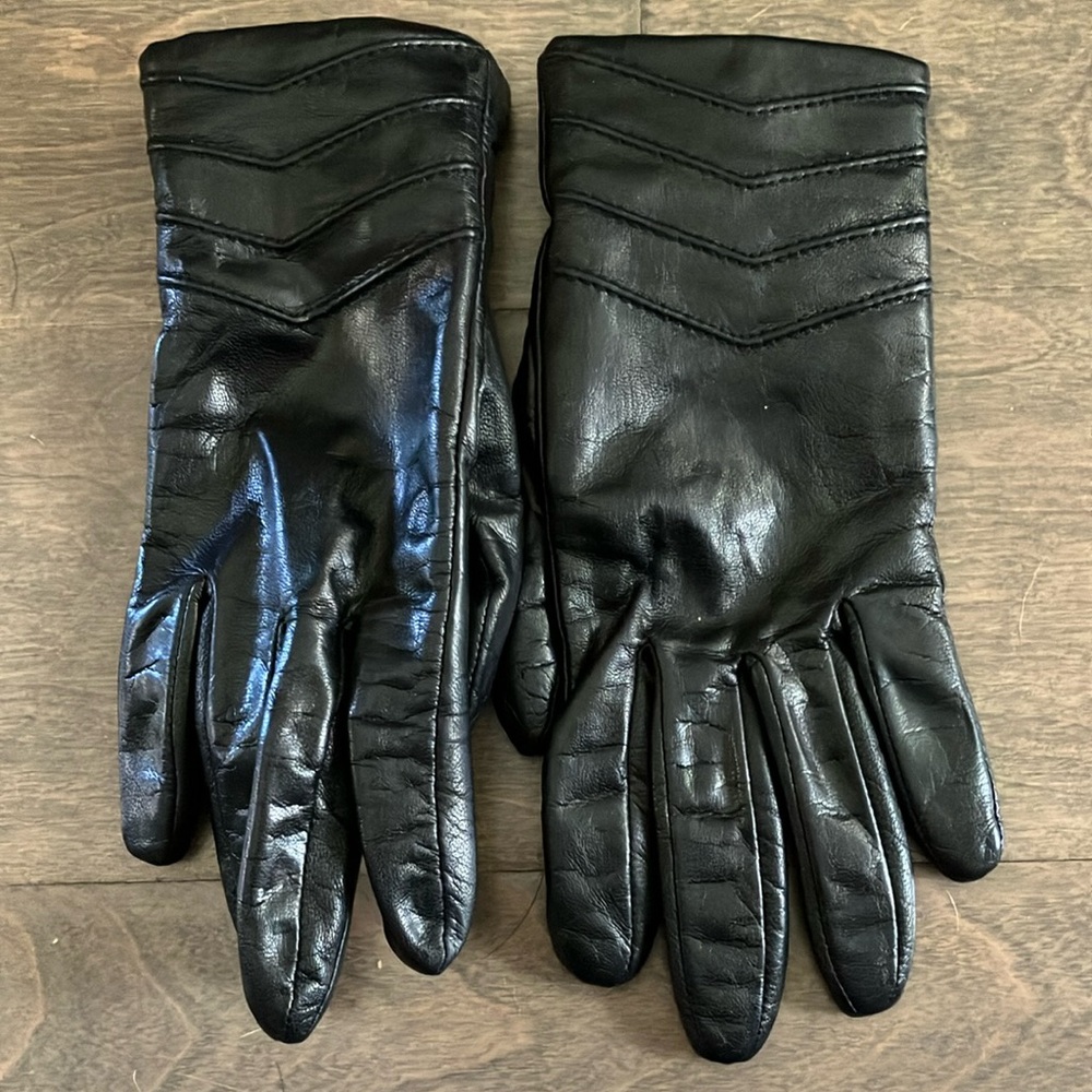 Fownes women’s Black Leather Gloves size medium